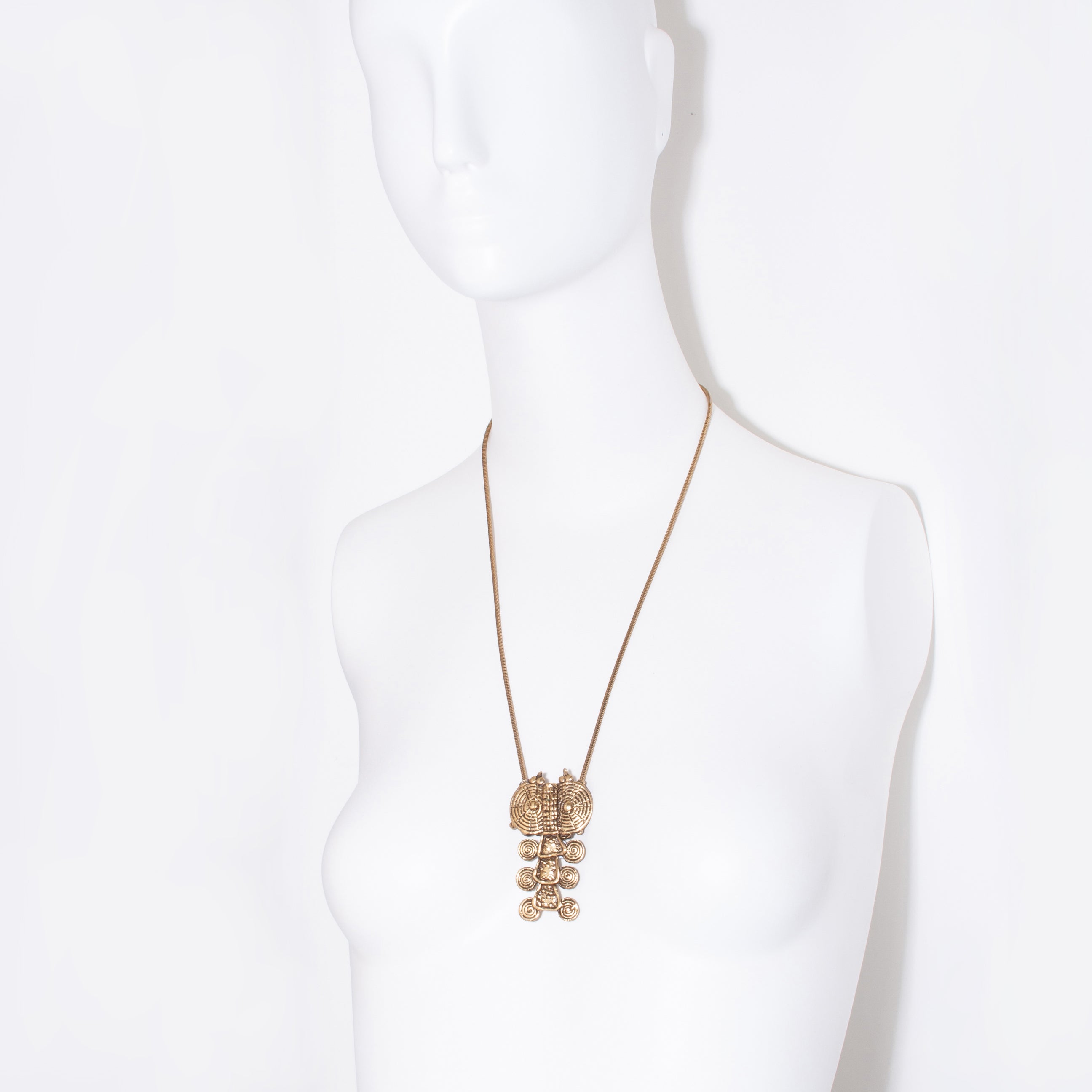 Louis Vuitton LV Flower Pendant Necklace in Metal with Gold-tone - GB